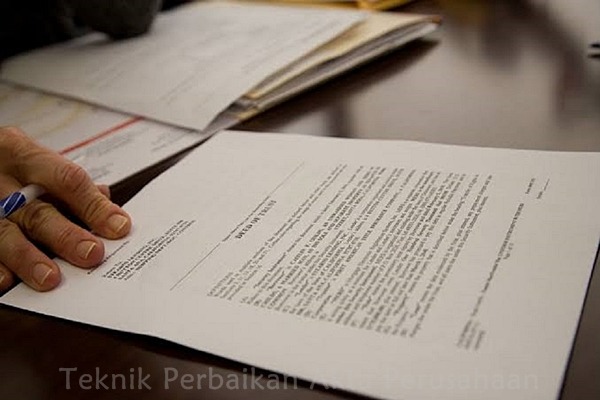 Teknik Perbaikan Akta Perusahaan pemilik saham sedang melakukan perbaikan akta perusahaan